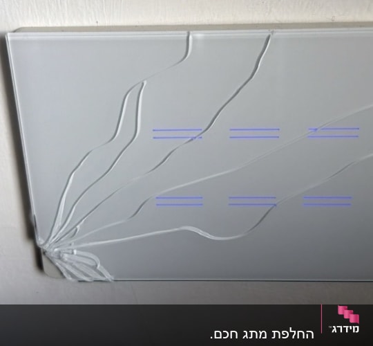 לוח חשמל עם סדקים על הקיר